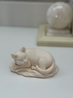 Vintage 1977 A. Giannelli Handmade Signed Alabaster Cat Decorative Figurine